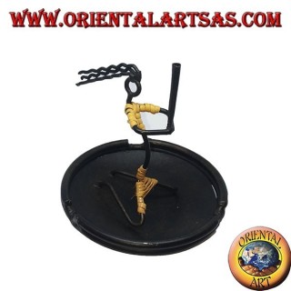 Räucherstäbchen, Aschenbecher aus Schmiedeeisen, rissig