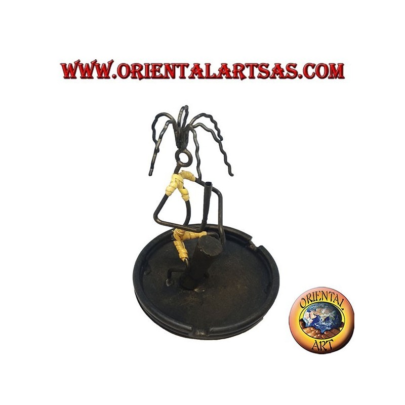 Brûlant de l'encens, cendrier en fer forgé, le percussionniste