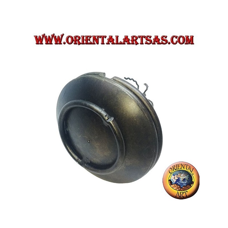 Incienso ardiente, cenicero de hierro forjado, el percusionista.