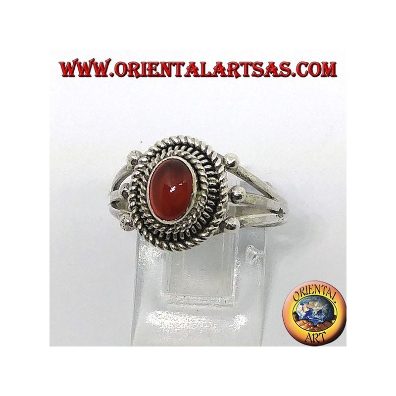 Bague en argent avec cabochon en cornaline entouré de trois fils serpentins