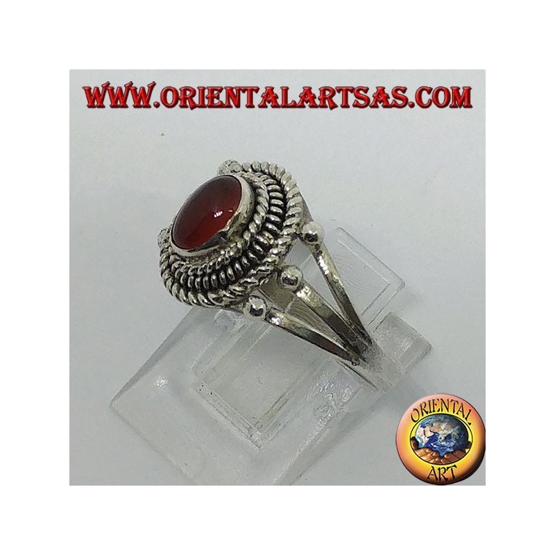 Anillo de plata con cabujón de cornalina rodeado de tres hilos de serpentina.