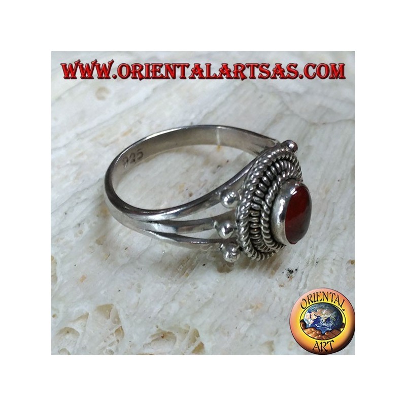 Bague en argent avec cabochon en cornaline entouré de trois fils serpentins