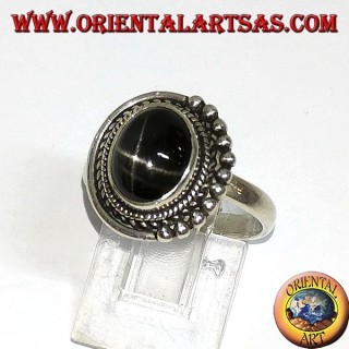 Anillo de plata con estrella negra, conjunto ovalado.