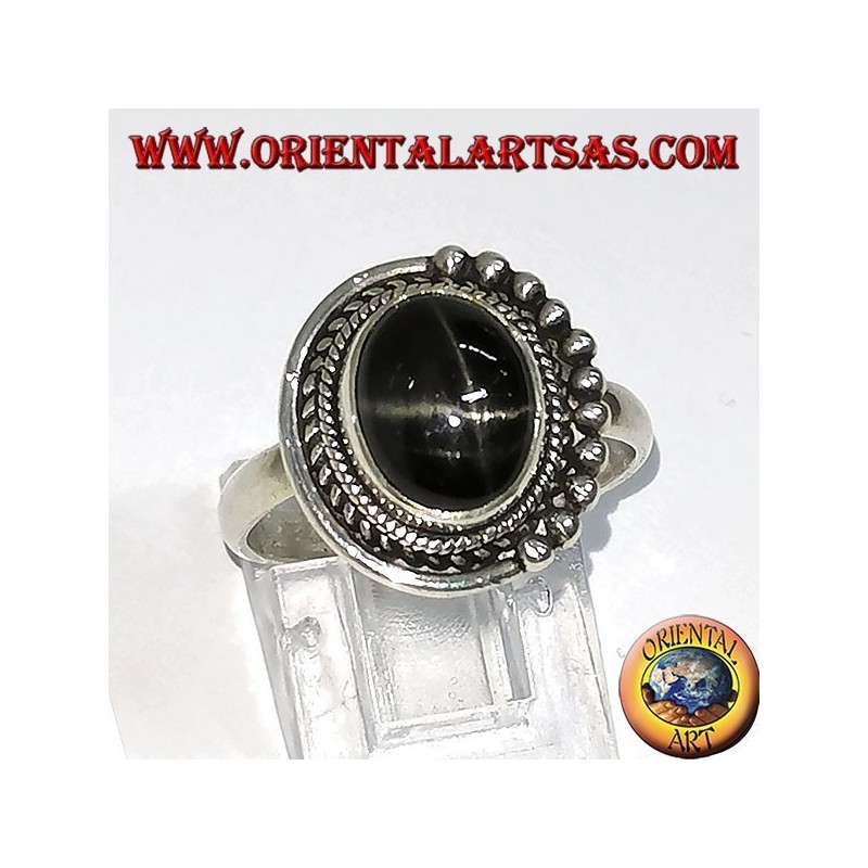 Anillo de plata con estrella negra, conjunto ovalado.