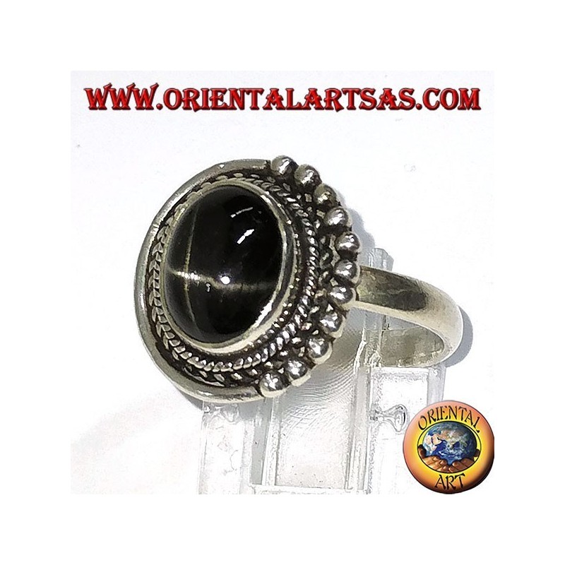 Anillo de plata con estrella negra, conjunto ovalado.