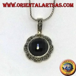 Colgante de plata con ónix redondo facetado y marcasita en el borde de la flor.