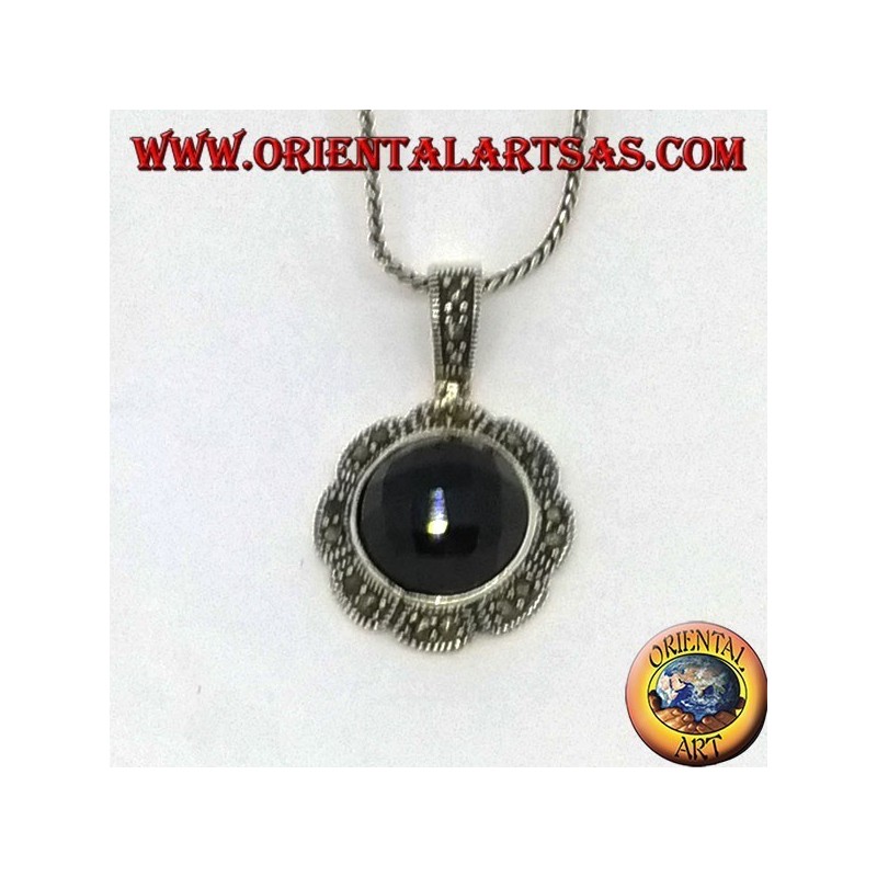 Pendentif en argent avec onyx rond à facettes et marcassite à la bordure de fleurs