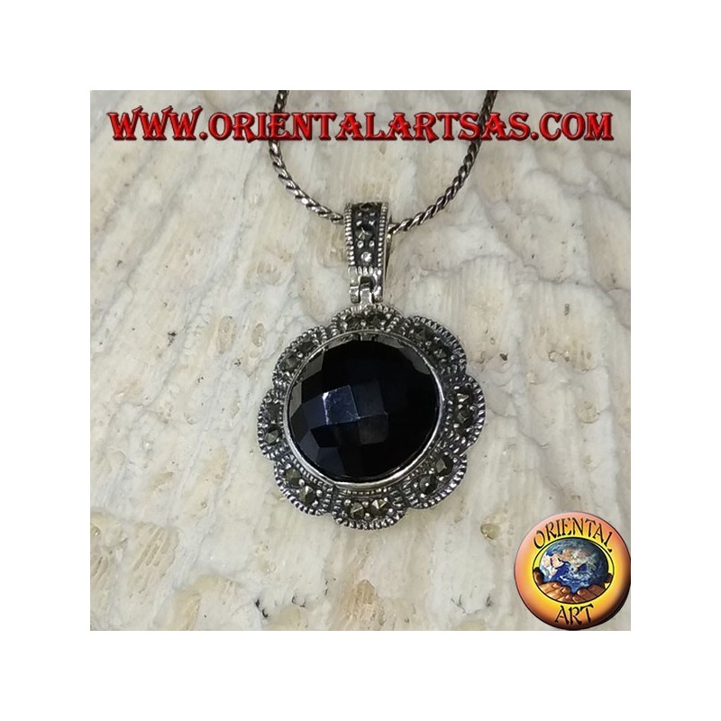 Pendentif en argent avec onyx rond à facettes et marcassite à la bordure de fleurs