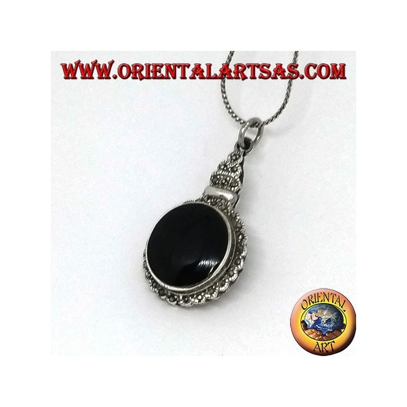 Colgante de plata con ónix redondo y marcasita en el borde de estilo imperial