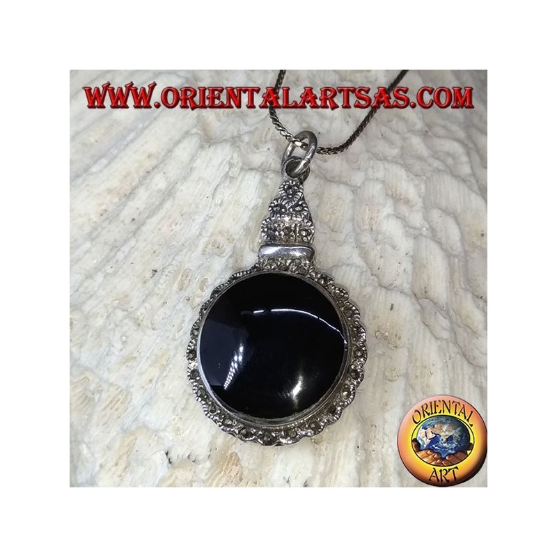Silberanhänger mit rundem Onyx und Markasit an der Grenze im imperialen Stil