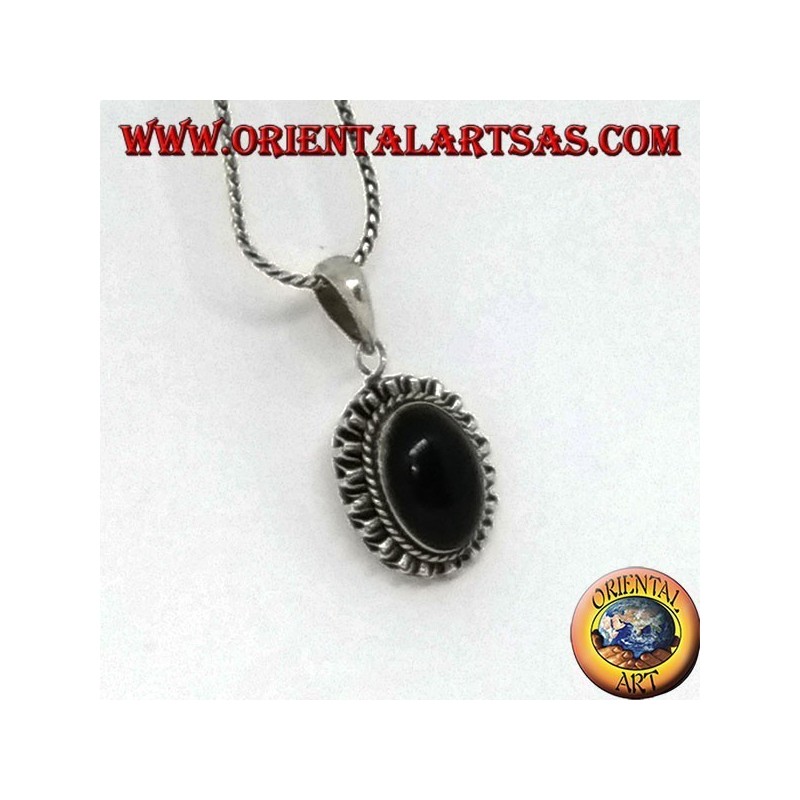 Colgante de plata con ónix oval y borde ondulado.