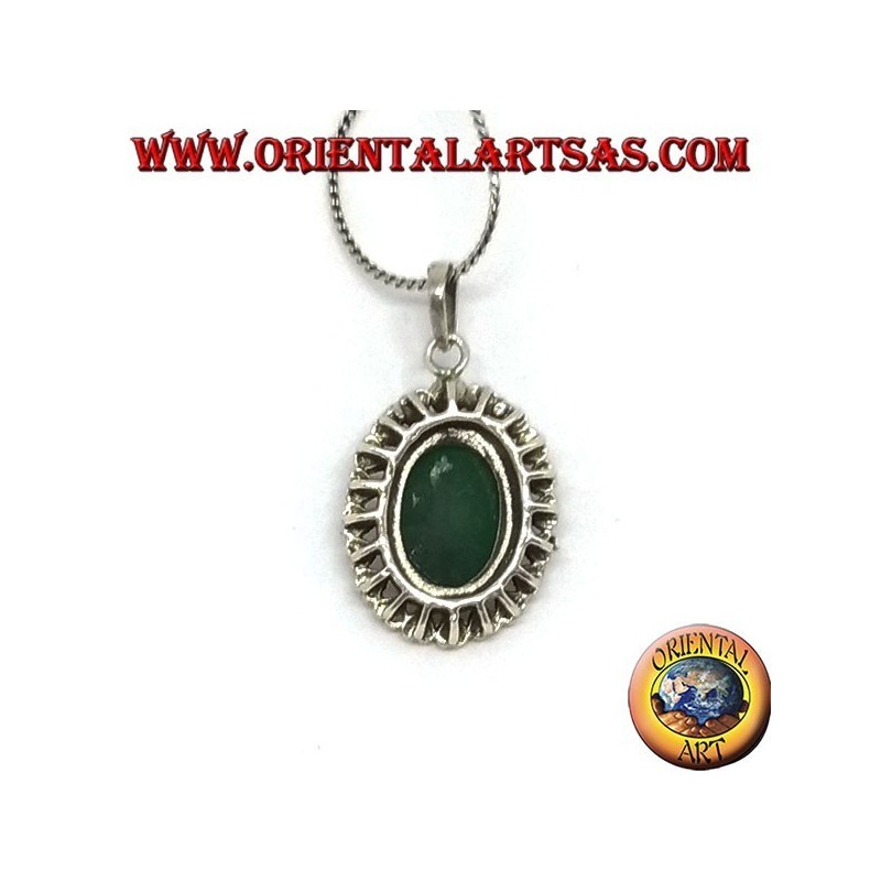 Colgante de plata con ágata verde oval y marcasita en el borde.