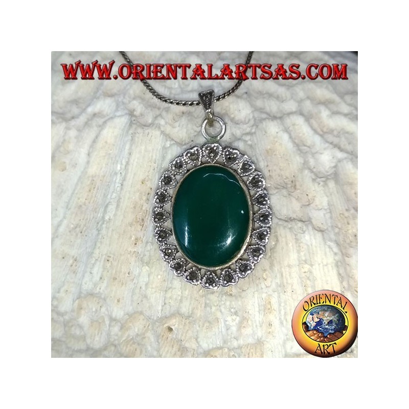 Pendentif en argent avec agate verte ovale et coeur en marcassite sur le bord