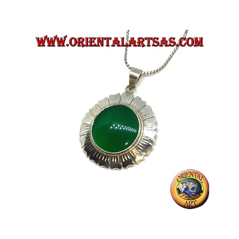 Colgante de plata con forma de flor de margarita y ágata verde redonda.