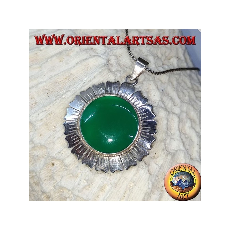 Silver pendant in the shape of a daisy flower and round green agate