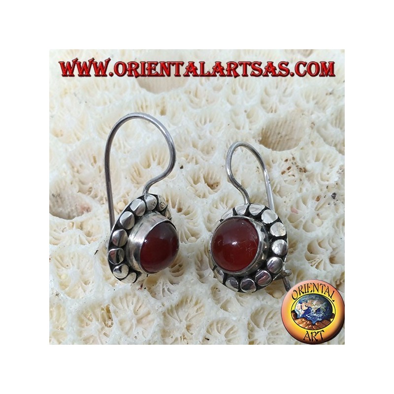 Pendientes de plata con cornalina redonda con tachuelas.