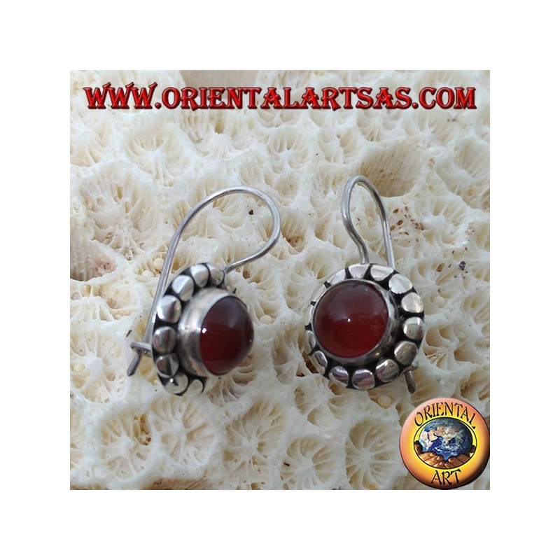 Boucles d'oreilles en argent avec cornaline ronde avec des clous