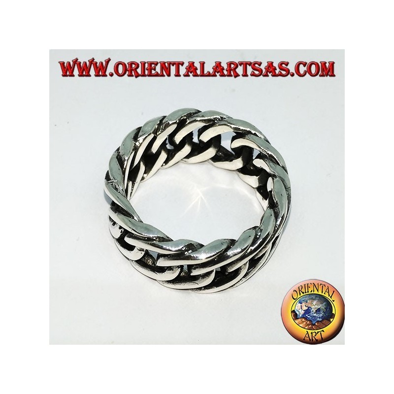 Anillo de plata con una gran cadena rígida.