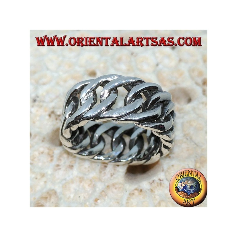 Anillo de plata con una gran cadena rígida.