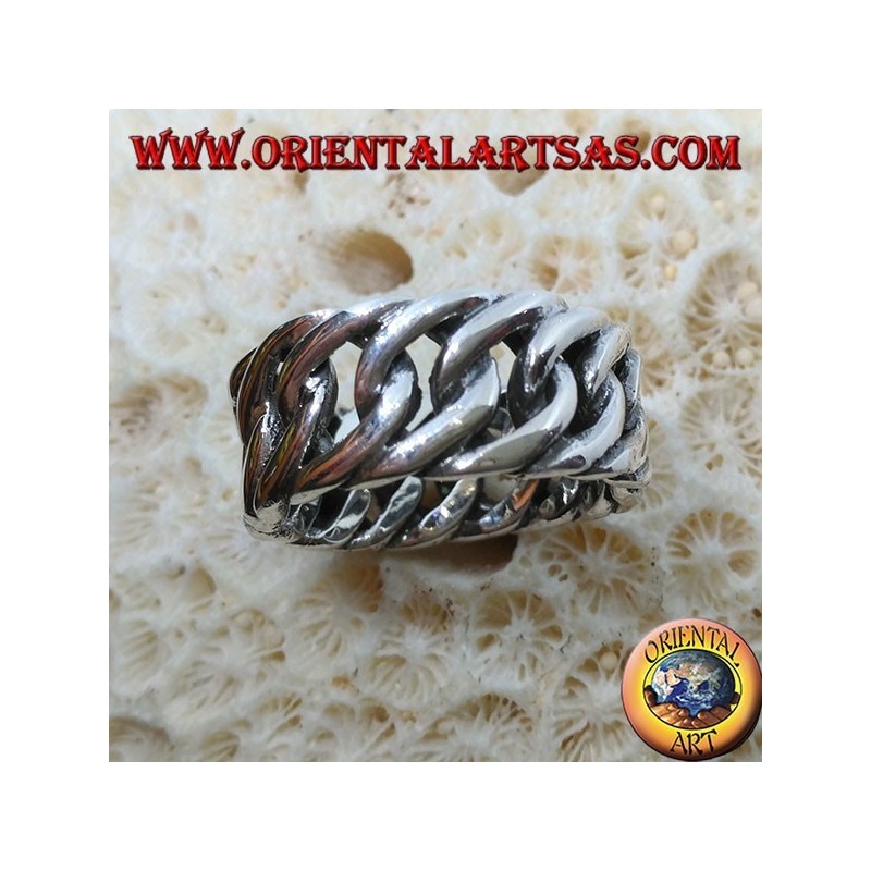 Anillo de plata con una gran cadena rígida.