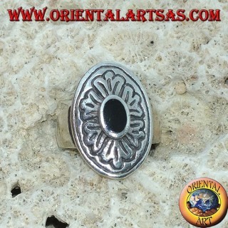 Anillo de plata 925 con ónix oval y amplio borde incrustado.