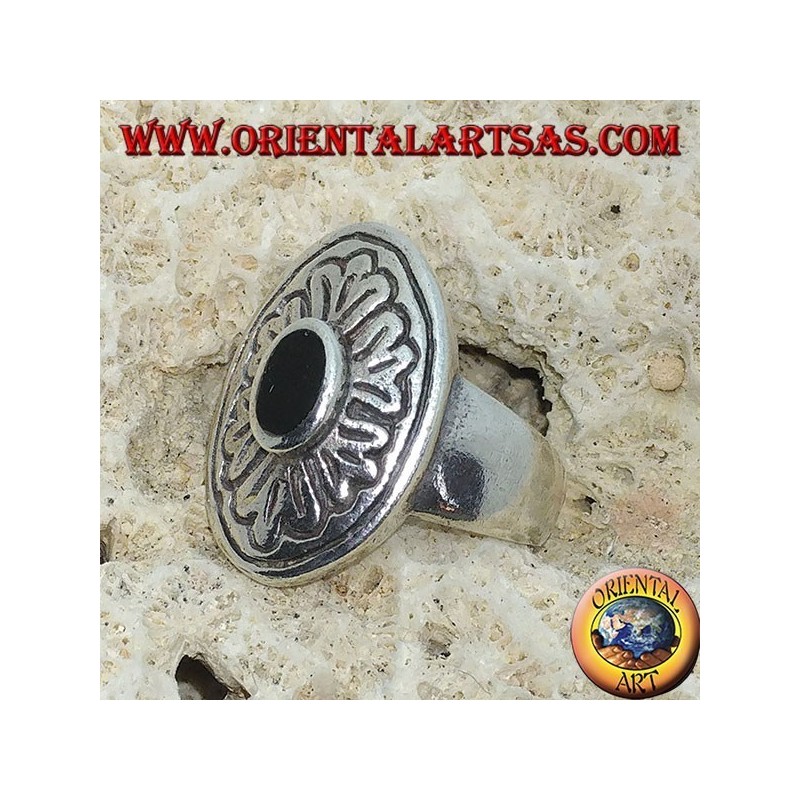 Bague en argent avec onyx ovale et large bordure incrustée