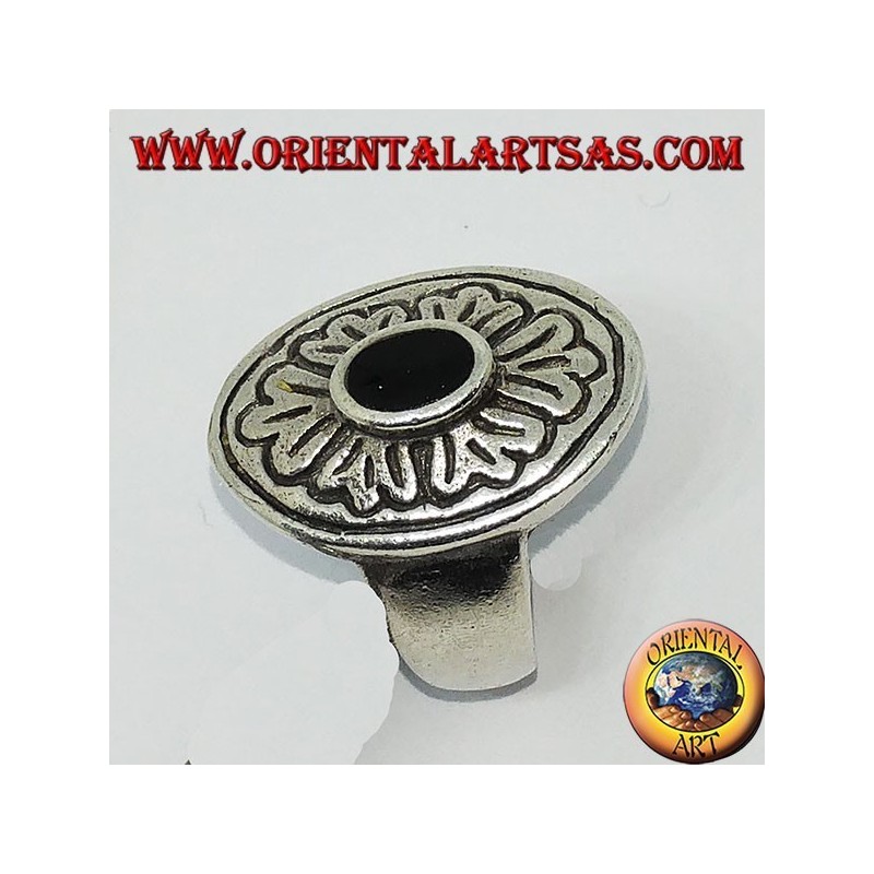 Bague en argent avec onyx ovale et large bordure incrustée