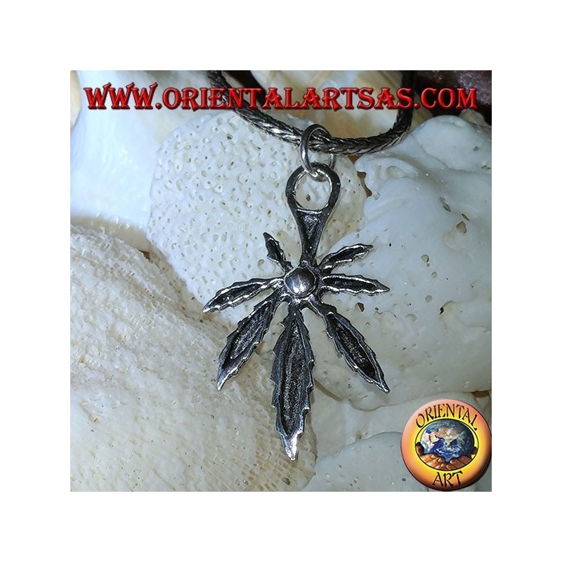 Colgante de plata de una hoja de marihuana.