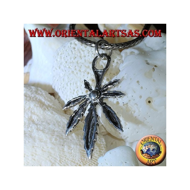 Colgante de plata de una hoja de marihuana.