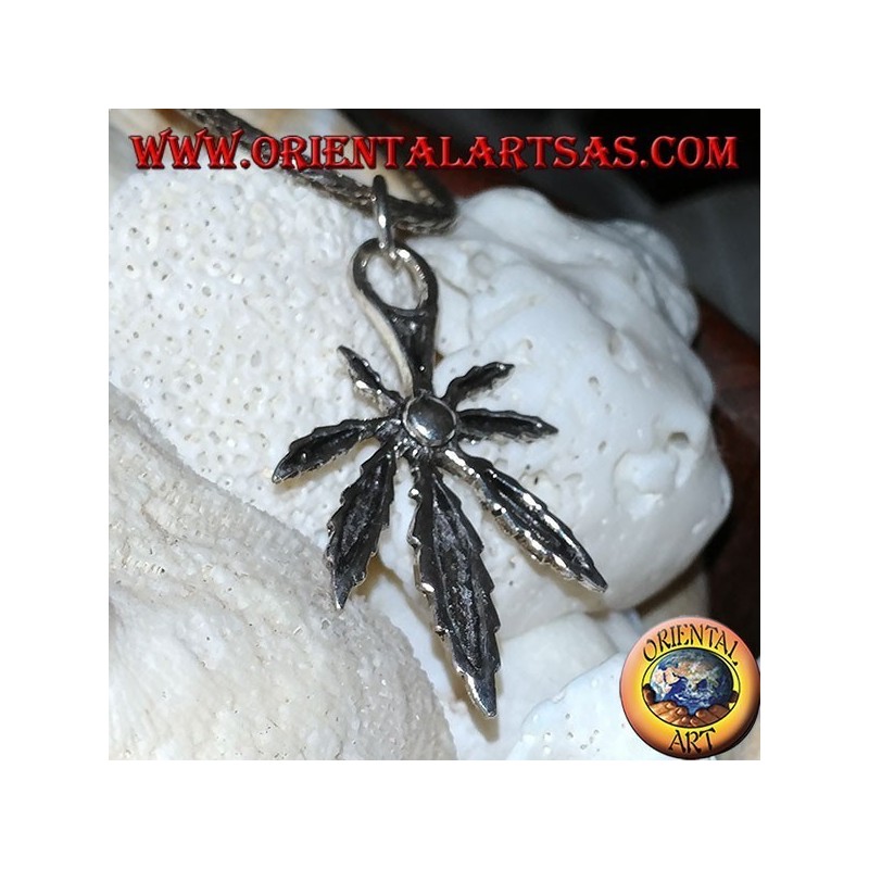 Colgante de plata de una hoja de marihuana.