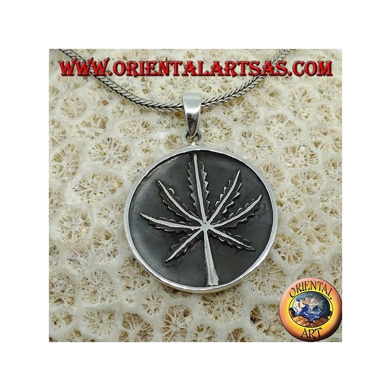 Pendentif médaillon en argent avec feuille de marijuana à faible relief