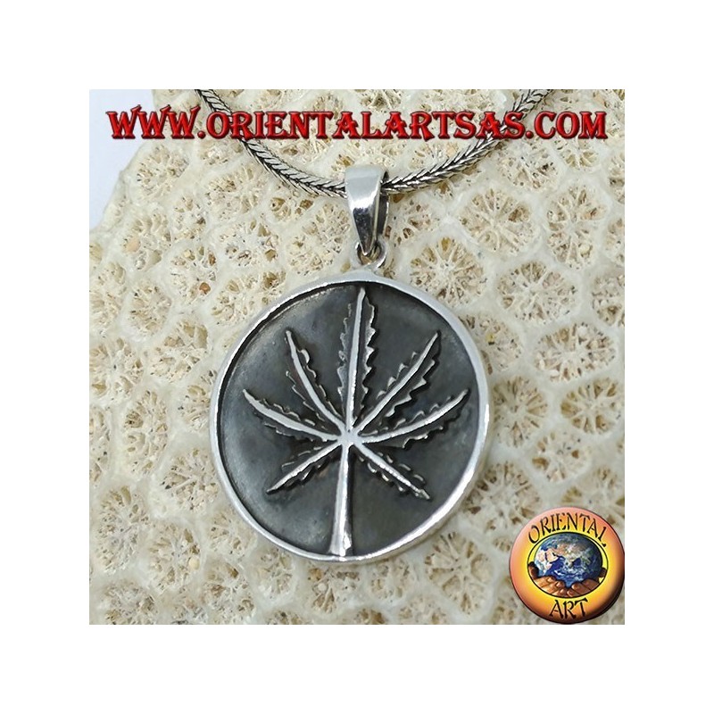 Silbermedaillonanhänger mit Marihuana-Blatt mit niedrigem Relief