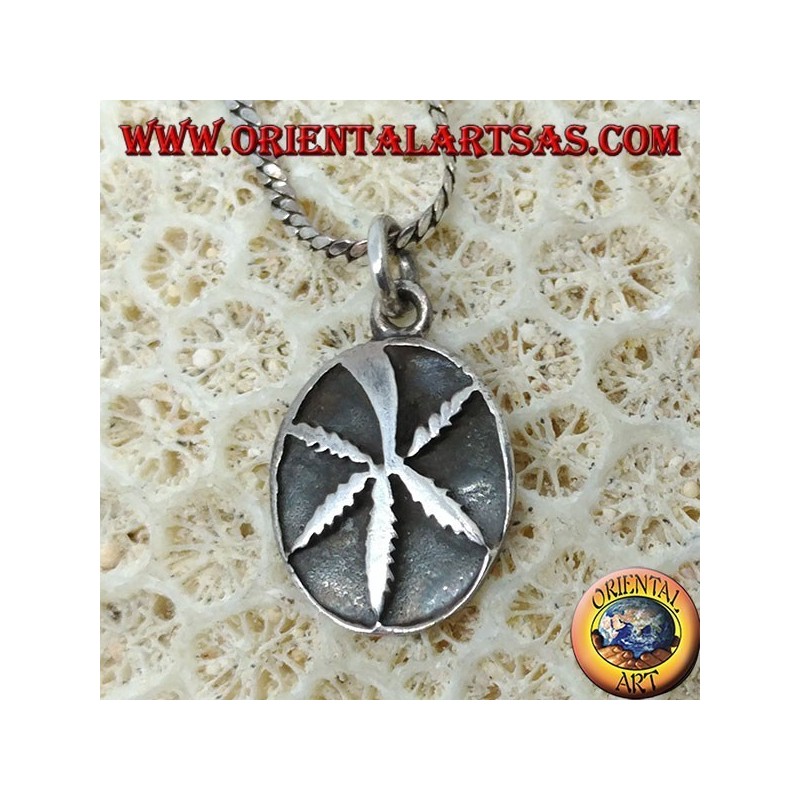 Ciondolo in argento con foglia di marijuana a bassorilievo