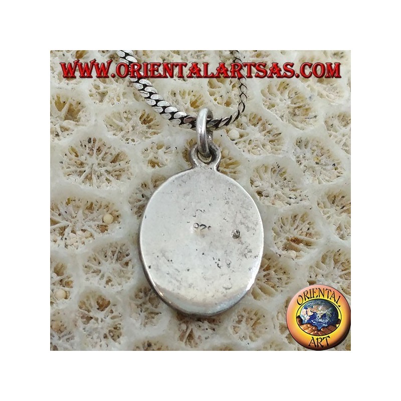 Colgante de plata con hoja de marihuana bajo relieve.
