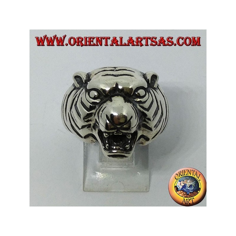 Anillo de plata con cabeza de tigre.