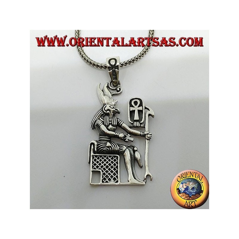 Colgante de plata del dios Horus sentado en el trono.