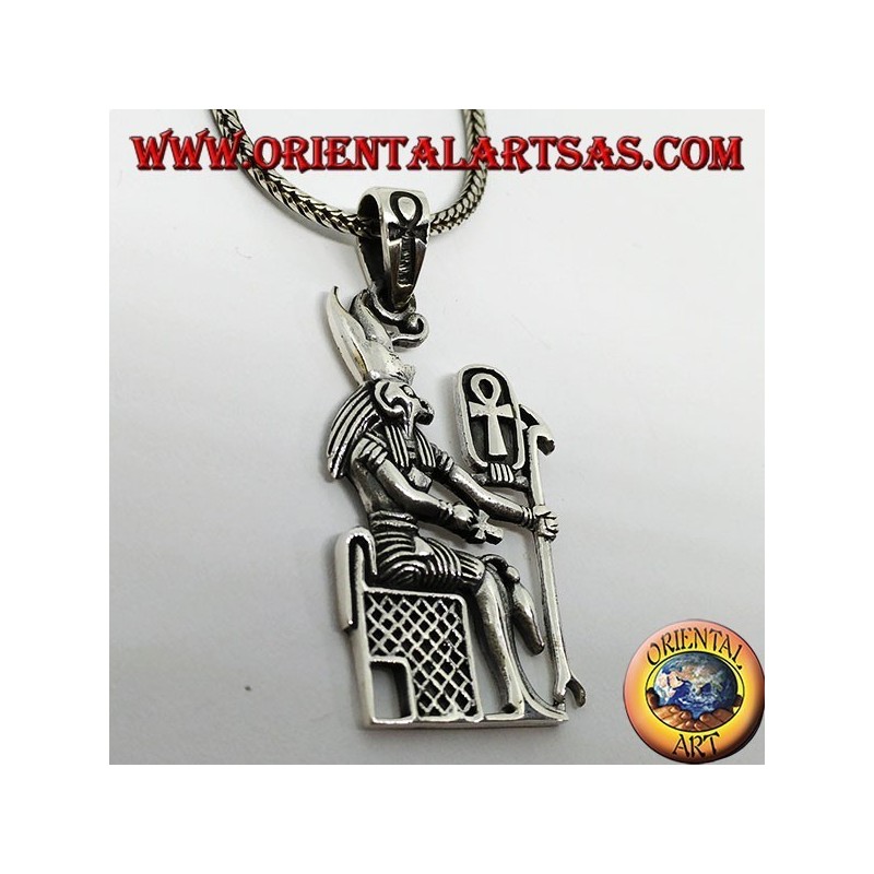 Silberanhänger des Gottes Horus, der auf dem Thron sitzt