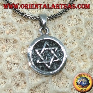 Medalla de plata colgante con bajo relieve estrella de david.
