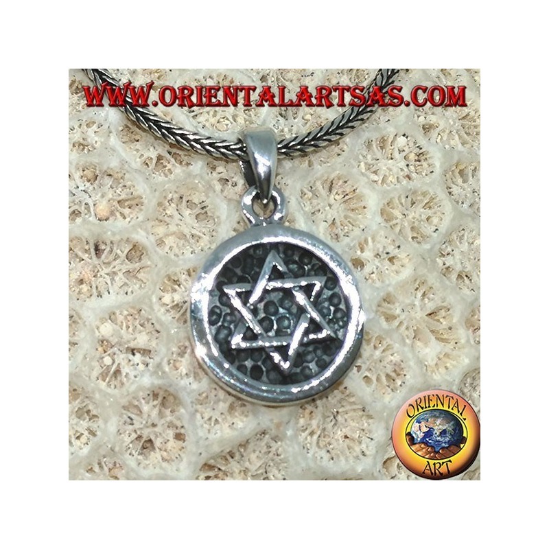 Medalla de plata colgante con bajo relieve estrella de david.