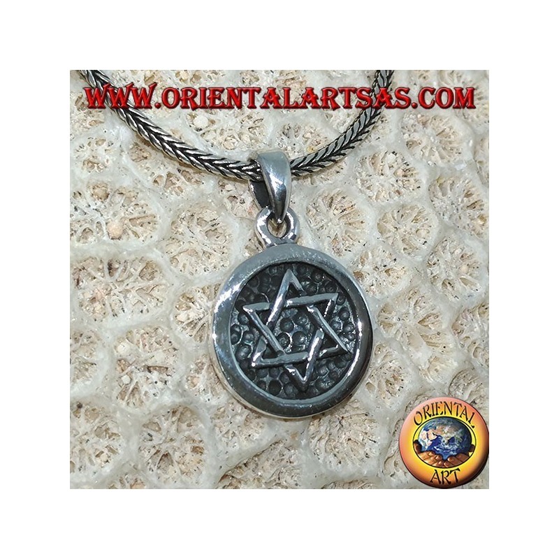 Medalla de plata colgante con bajo relieve estrella de david.