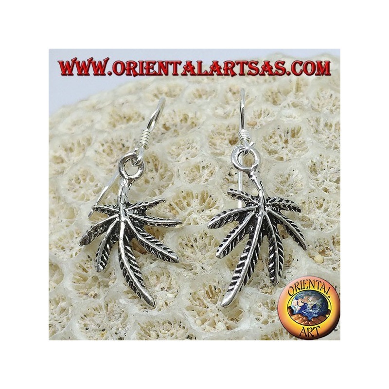 Pendientes de plata en forma de hoja de marihuana.