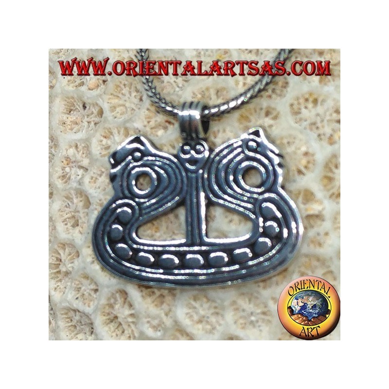 Colgante en barco de plata con dragones vikingos drakkar.