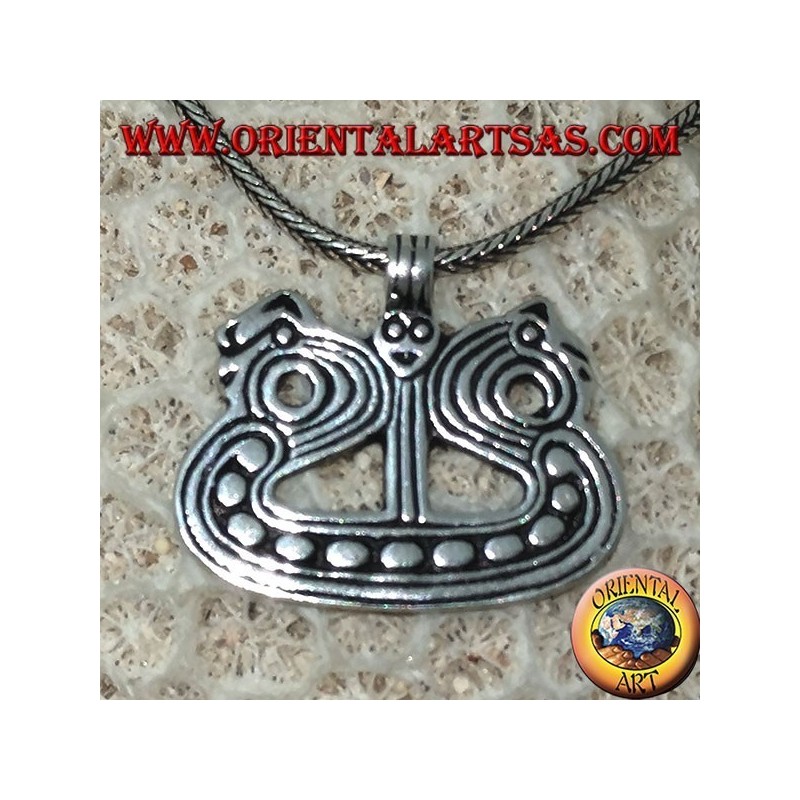 Colgante en barco de plata con dragones vikingos drakkar.