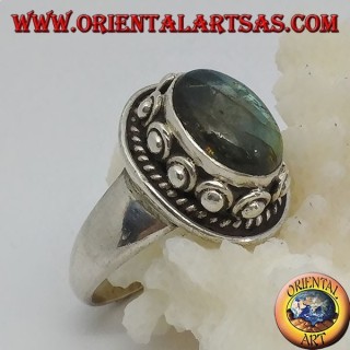 Anillo de plata con labradorita ovalada y conjunto de tachuelas.