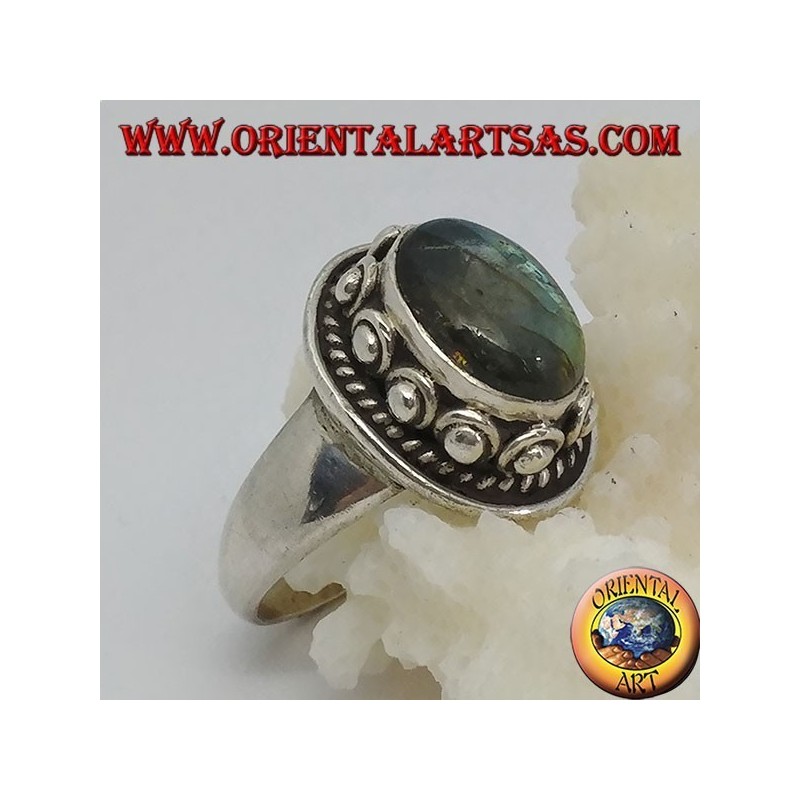 Anello in argento con labradorite ovale ed incastonatura borchiata