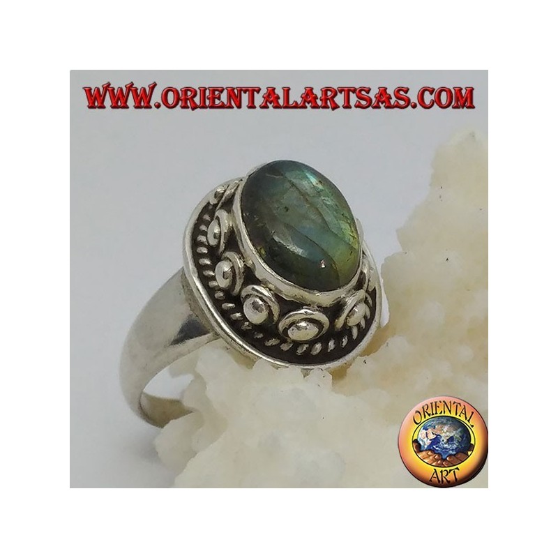 Bague en argent avec labradorite ovale et clou