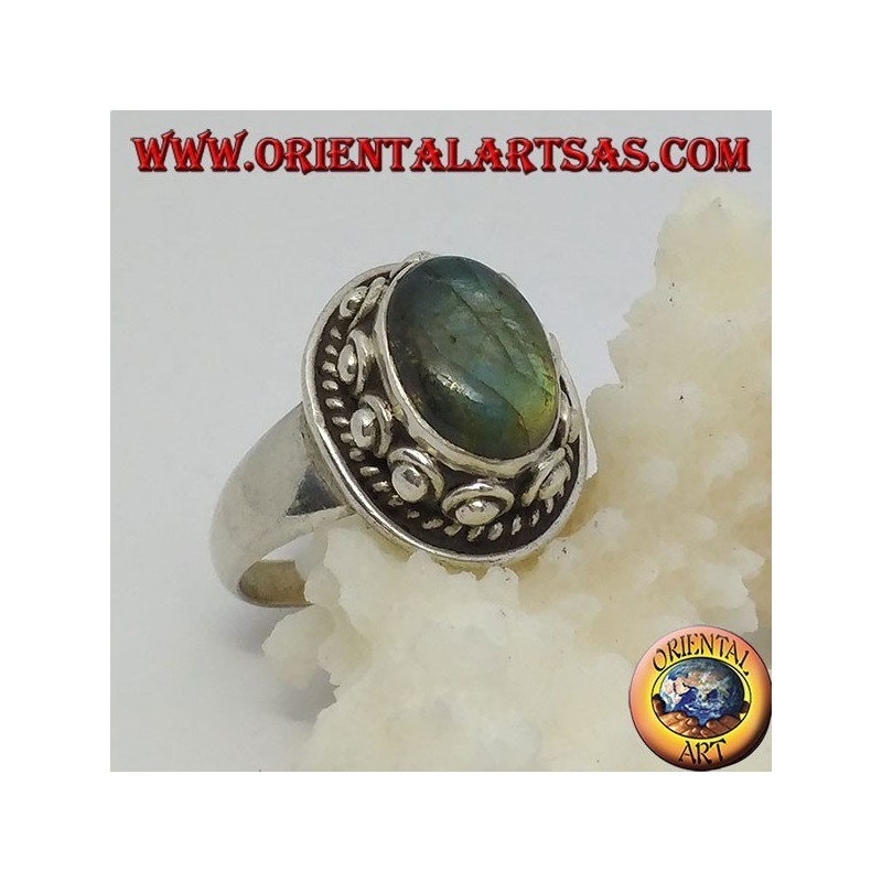 Bague en argent avec labradorite ovale et clou