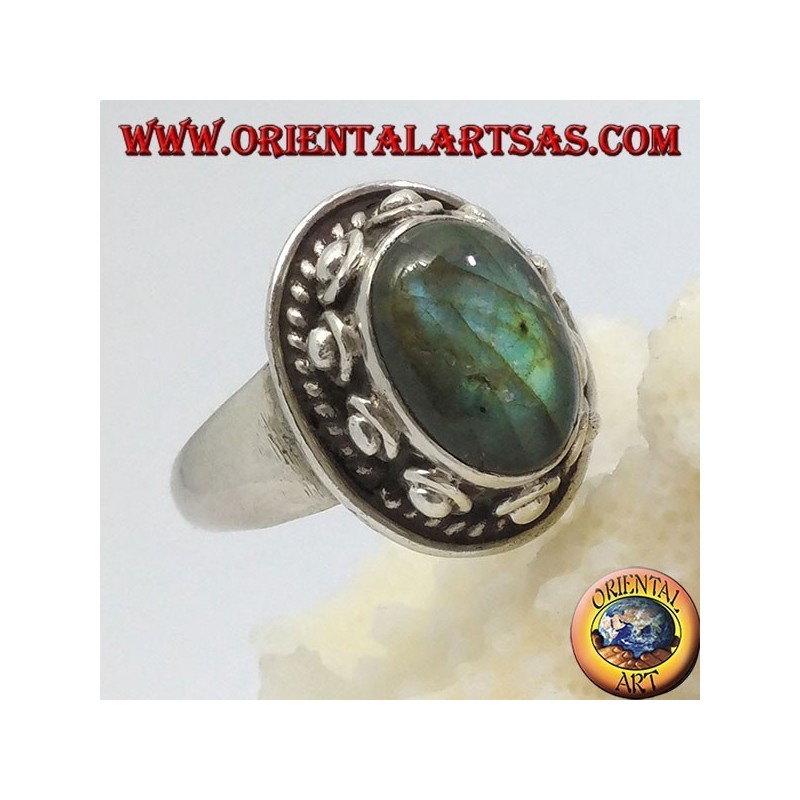 Bague en argent avec labradorite ovale et clou
