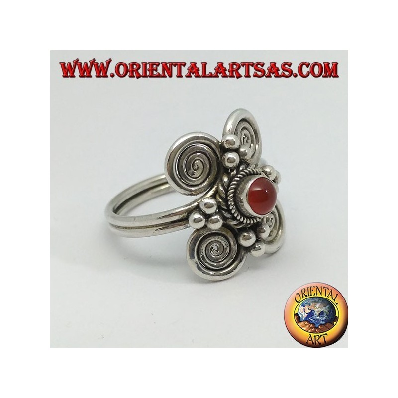 Anillo de plata con cornalina redonda y 4 espirales alrededor.