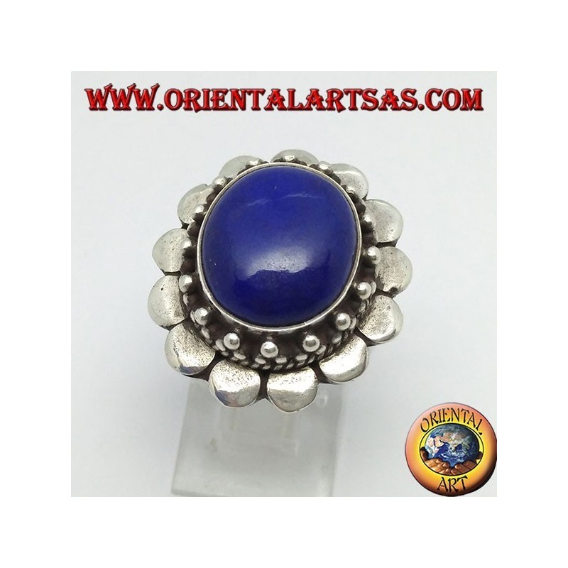Anillo de plata con lapislázuli oval rodeado de placas redondas.
